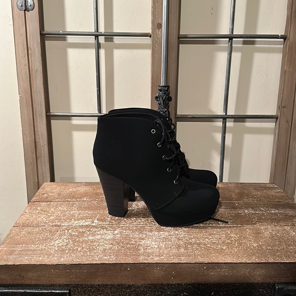 Boots women size 8 nwot